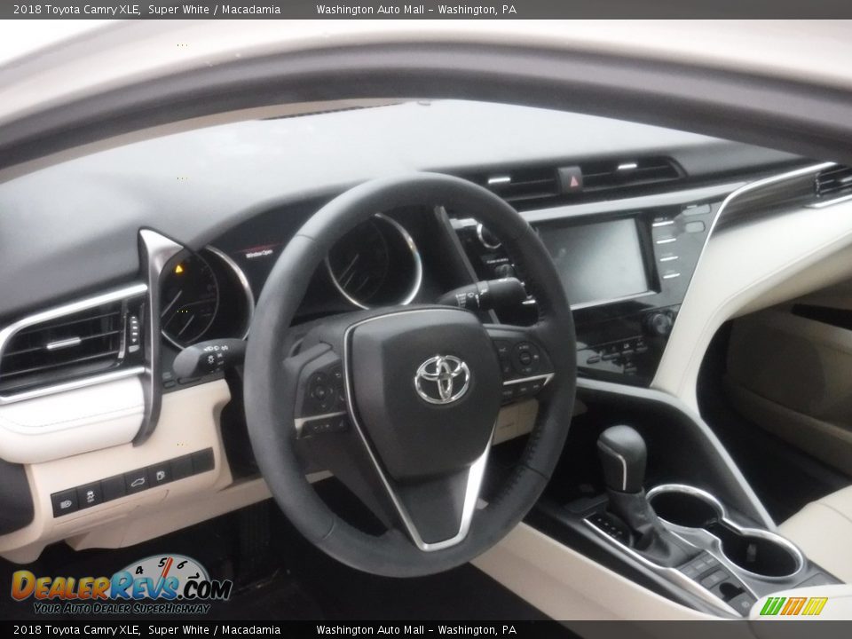 2018 Toyota Camry XLE Super White / Macadamia Photo #23