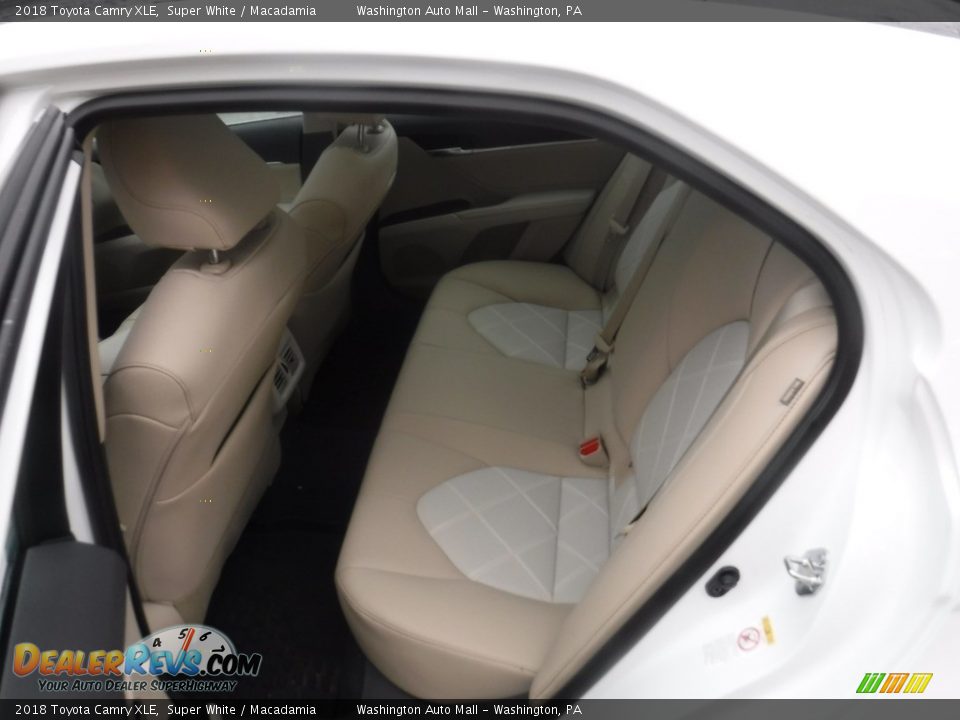 2018 Toyota Camry XLE Super White / Macadamia Photo #31