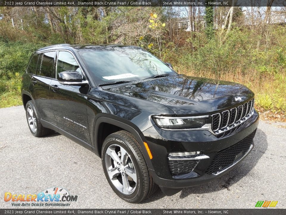 Front 3/4 View of 2023 Jeep Grand Cherokee Limited 4x4 Photo #4