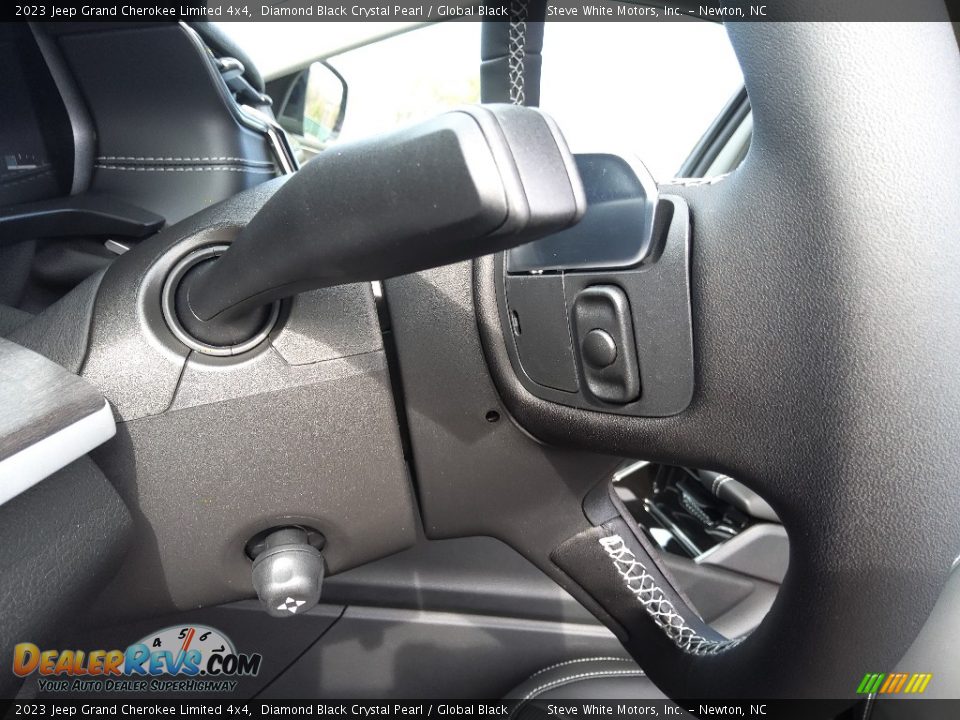 2023 Jeep Grand Cherokee Limited 4x4 Diamond Black Crystal Pearl / Global Black Photo #12