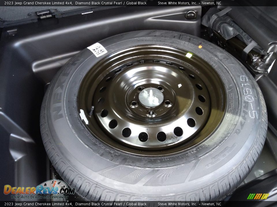 2023 Jeep Grand Cherokee Limited 4x4 Diamond Black Crystal Pearl / Global Black Photo #16