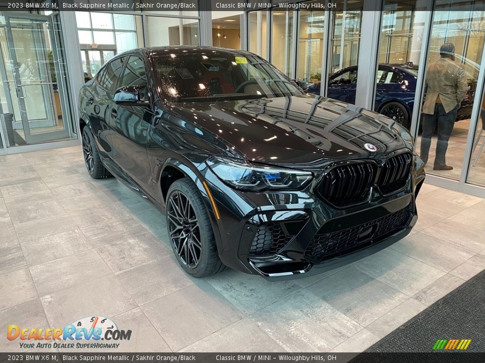 Front 3/4 View of 2023 BMW X6 M  Photo #1