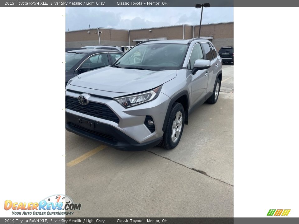 2019 Toyota RAV4 XLE Silver Sky Metallic / Light Gray Photo #1