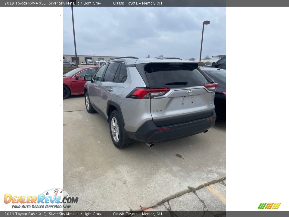 2019 Toyota RAV4 XLE Silver Sky Metallic / Light Gray Photo #2