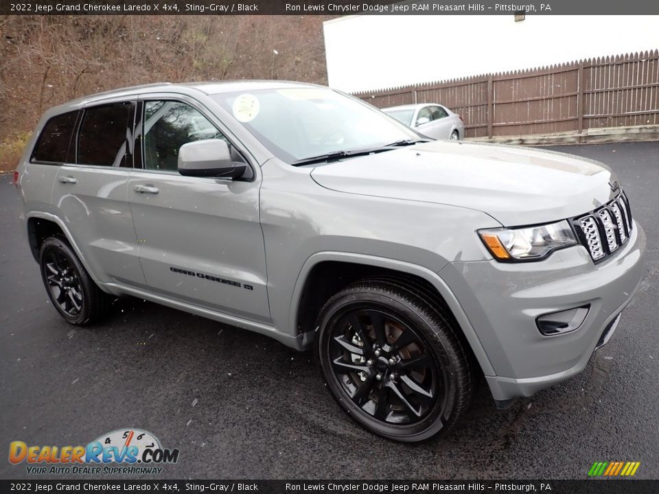 Front 3/4 View of 2022 Jeep Grand Cherokee Laredo X 4x4 Photo #8