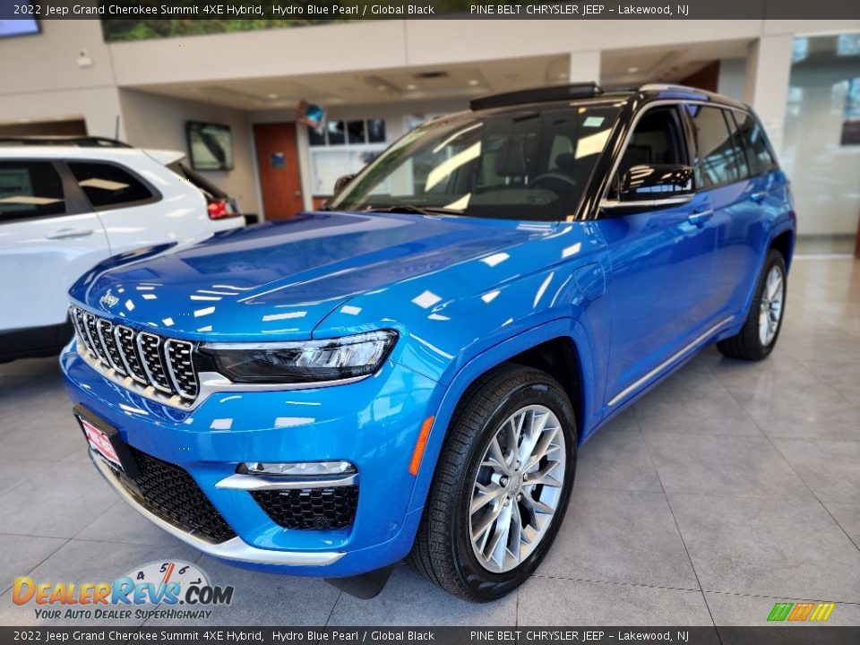 Front 3/4 View of 2022 Jeep Grand Cherokee Summit 4XE Hybrid Photo #1