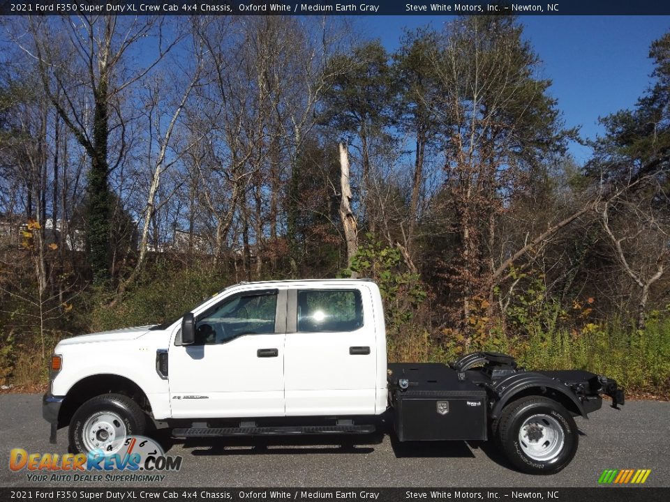 2021 Ford F350 Super Duty XL Crew Cab 4x4 Chassis Oxford White / Medium Earth Gray Photo #1