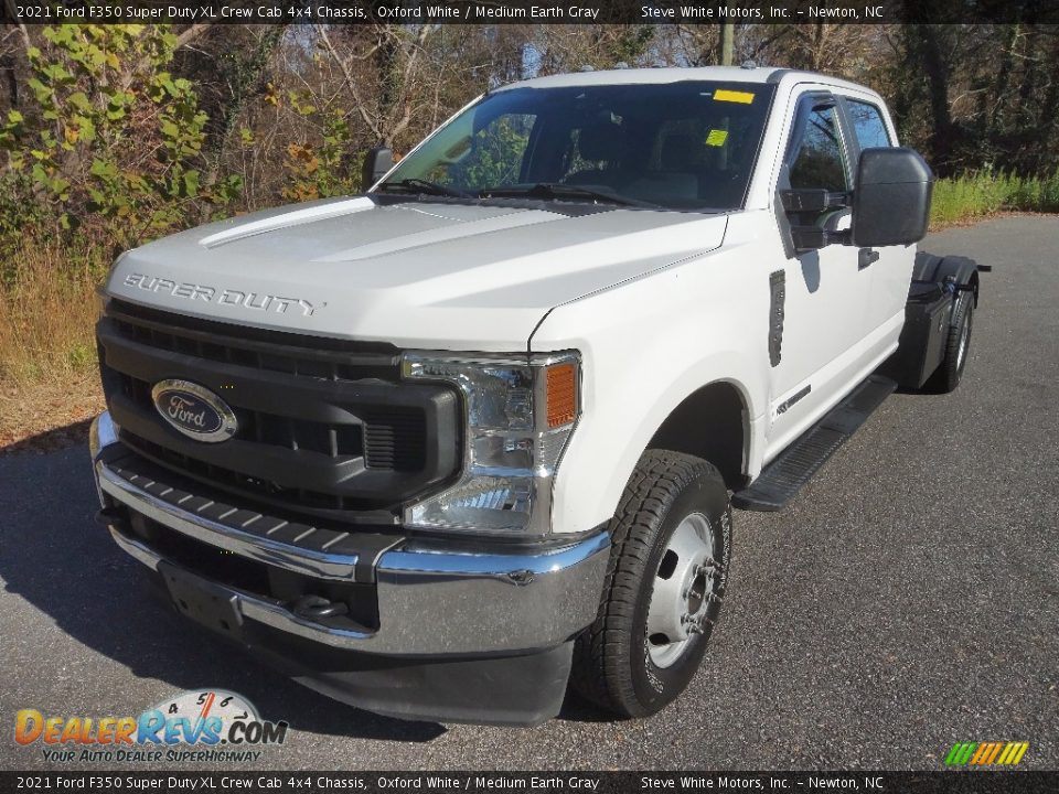 2021 Ford F350 Super Duty XL Crew Cab 4x4 Chassis Oxford White / Medium Earth Gray Photo #2