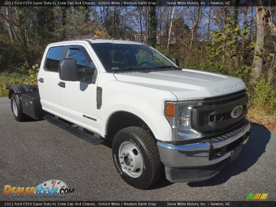 2021 Ford F350 Super Duty XL Crew Cab 4x4 Chassis Oxford White / Medium Earth Gray Photo #5