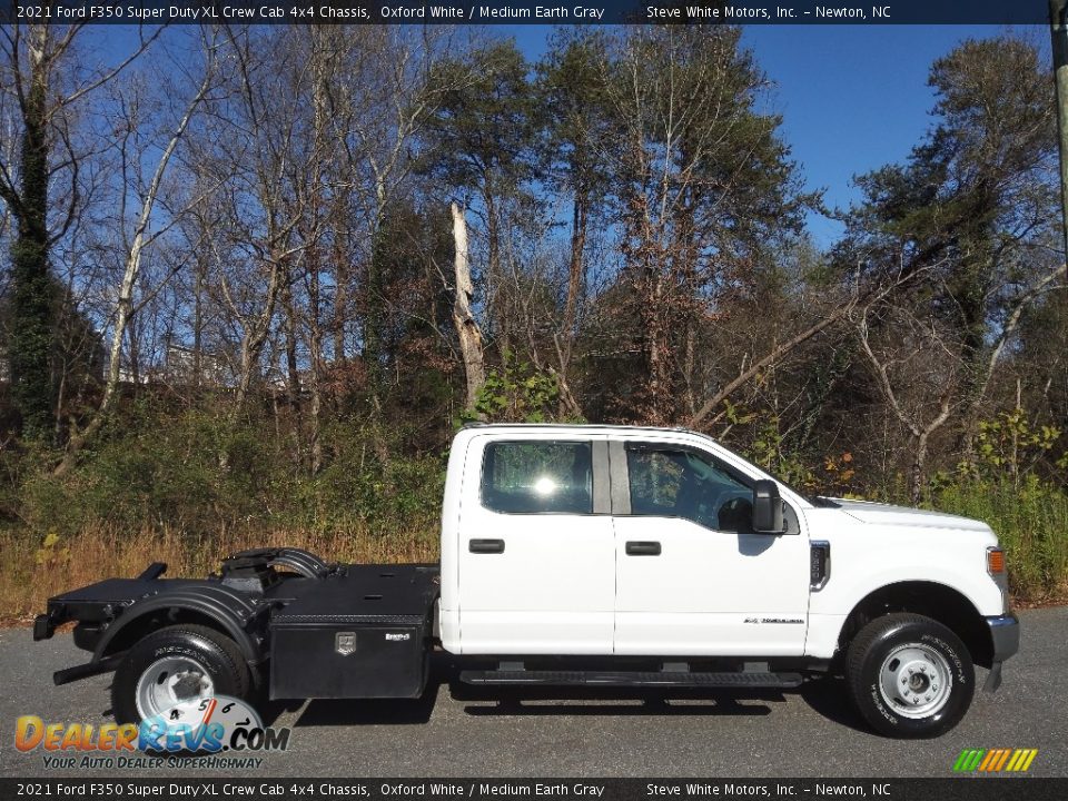 2021 Ford F350 Super Duty XL Crew Cab 4x4 Chassis Oxford White / Medium Earth Gray Photo #6