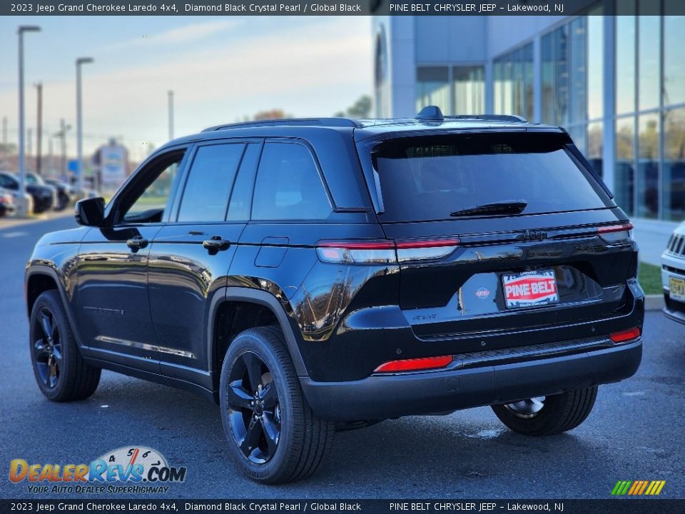 2023 Jeep Grand Cherokee Laredo 4x4 Diamond Black Crystal Pearl / Global Black Photo #4