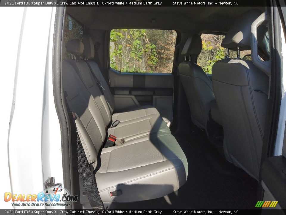 2021 Ford F350 Super Duty XL Crew Cab 4x4 Chassis Oxford White / Medium Earth Gray Photo #16