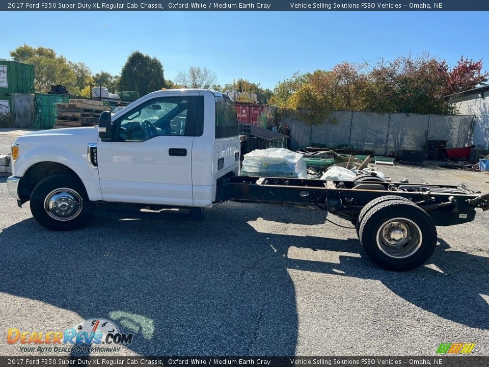 2017 Ford F350 Super Duty XL Regular Cab Chassis Oxford White / Medium Earth Gray Photo #1