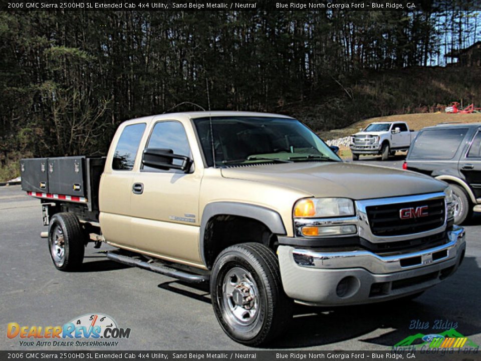 Front 3/4 View of 2006 GMC Sierra 2500HD SL Extended Cab 4x4 Utility Photo #7