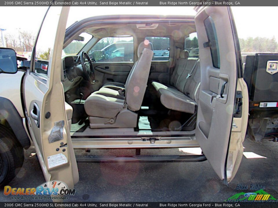 Front Seat of 2006 GMC Sierra 2500HD SL Extended Cab 4x4 Utility Photo #10