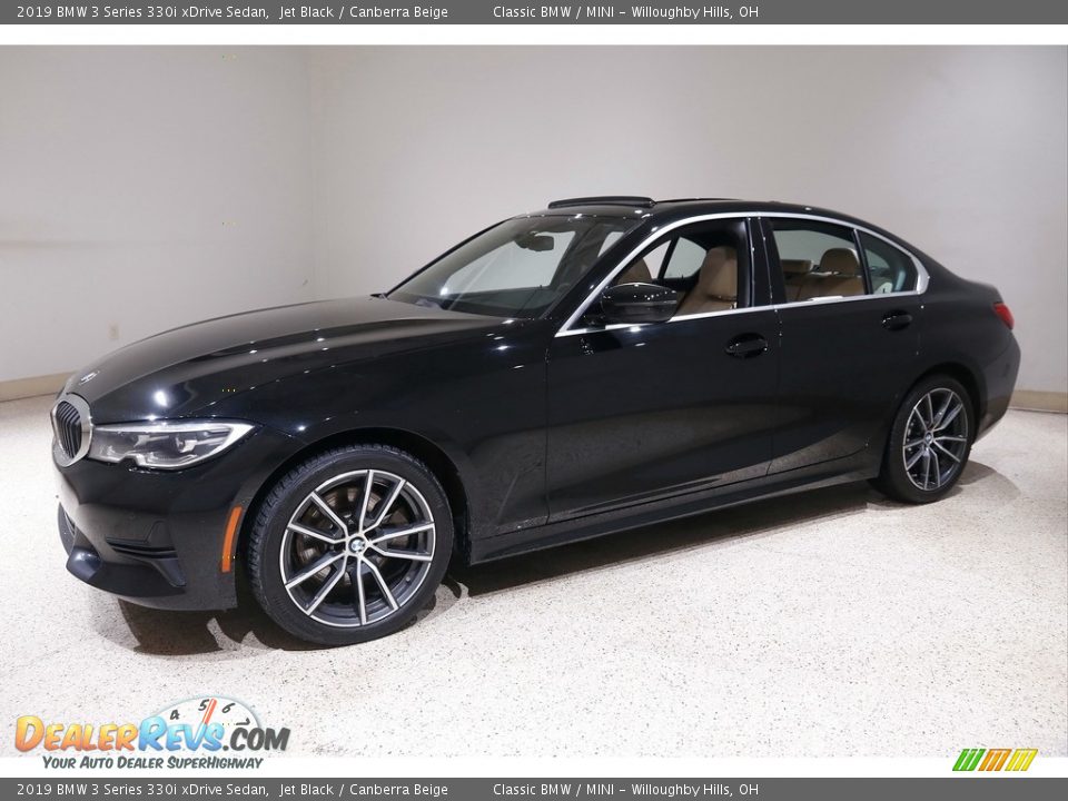 Front 3/4 View of 2019 BMW 3 Series 330i xDrive Sedan Photo #3