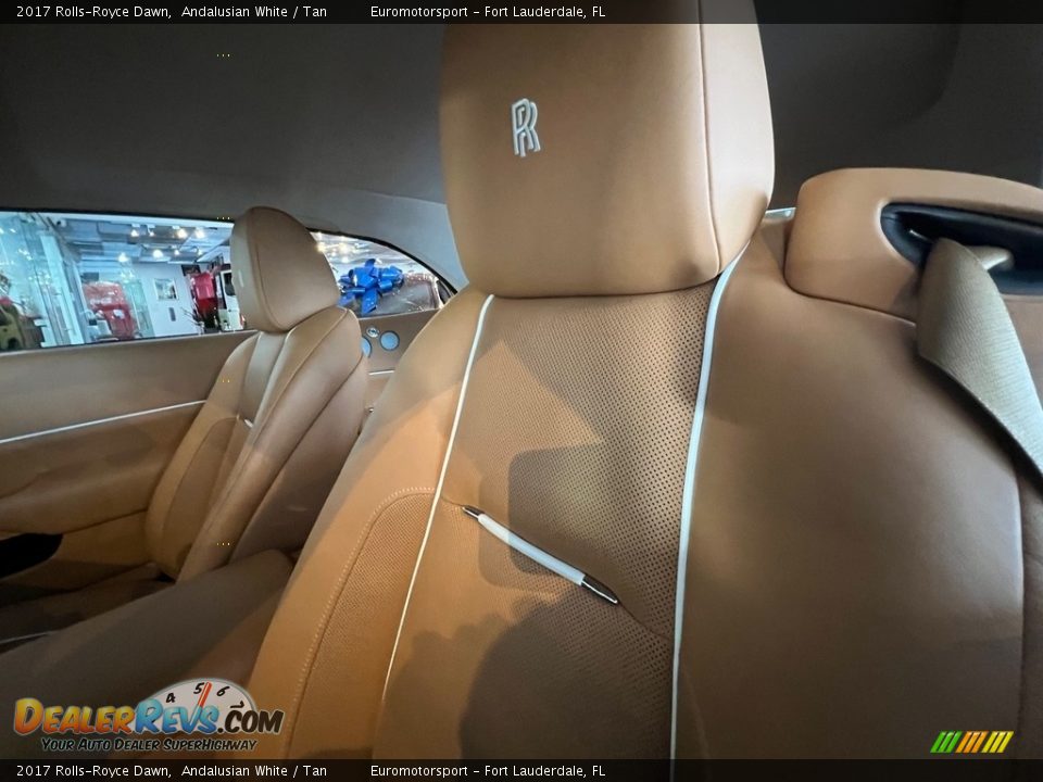 Front Seat of 2017 Rolls-Royce Dawn  Photo #4