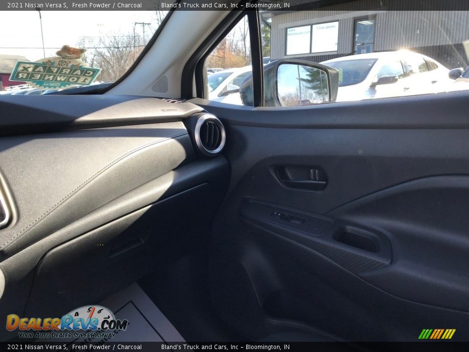 2021 Nissan Versa S Fresh Powder / Charcoal Photo #21