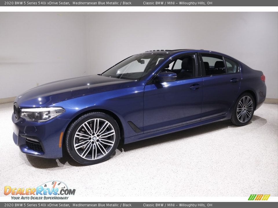 Front 3/4 View of 2020 BMW 5 Series 540i xDrive Sedan Photo #3