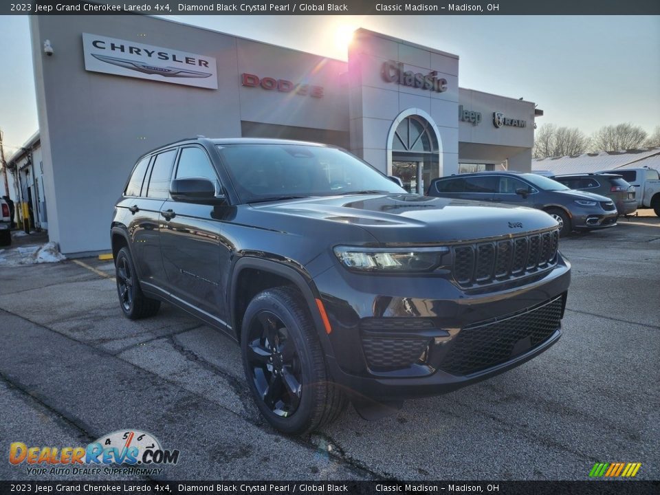 2023 Jeep Grand Cherokee Laredo 4x4 Diamond Black Crystal Pearl / Global Black Photo #1