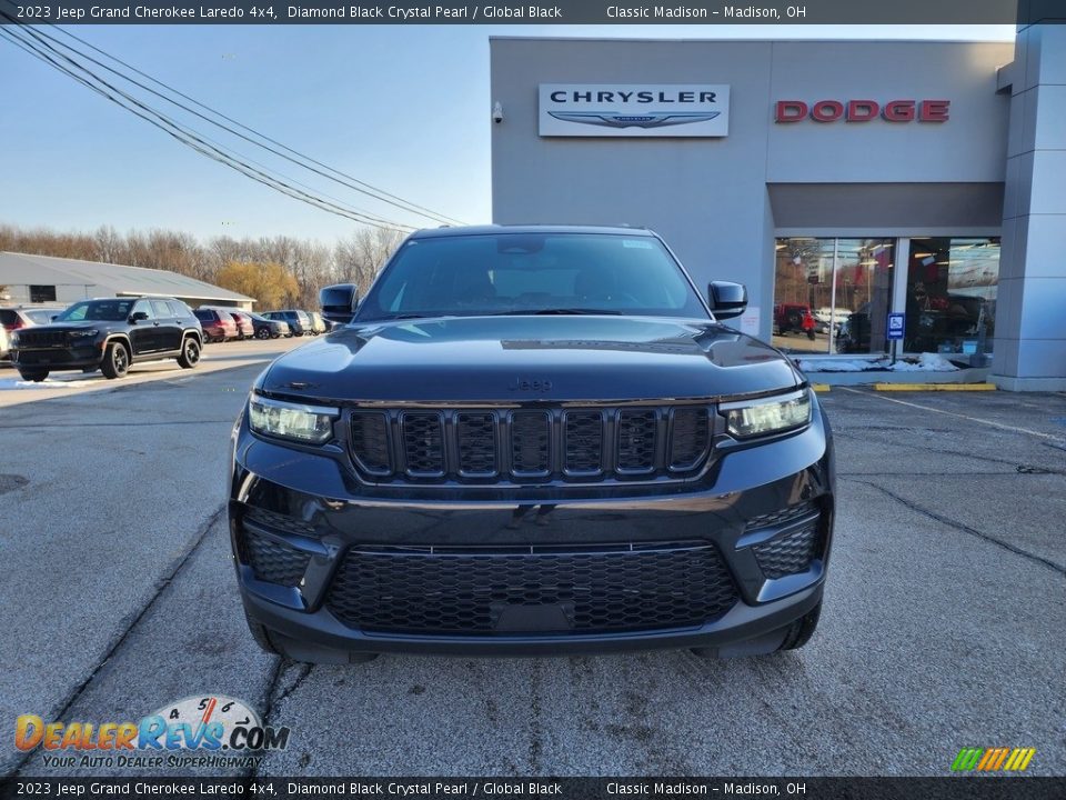 2023 Jeep Grand Cherokee Laredo 4x4 Diamond Black Crystal Pearl / Global Black Photo #2