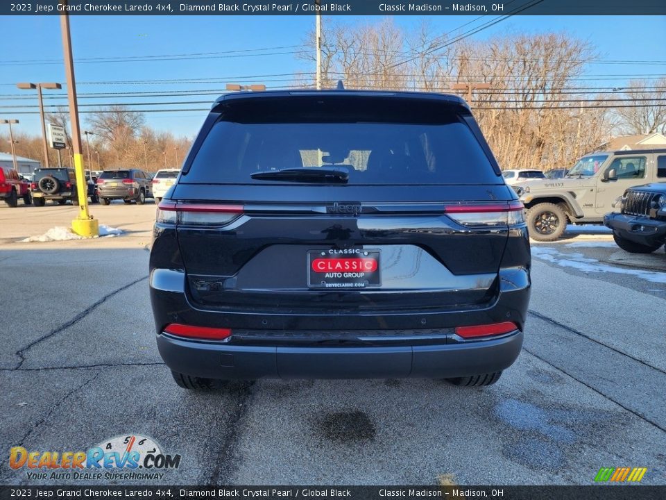 2023 Jeep Grand Cherokee Laredo 4x4 Diamond Black Crystal Pearl / Global Black Photo #4