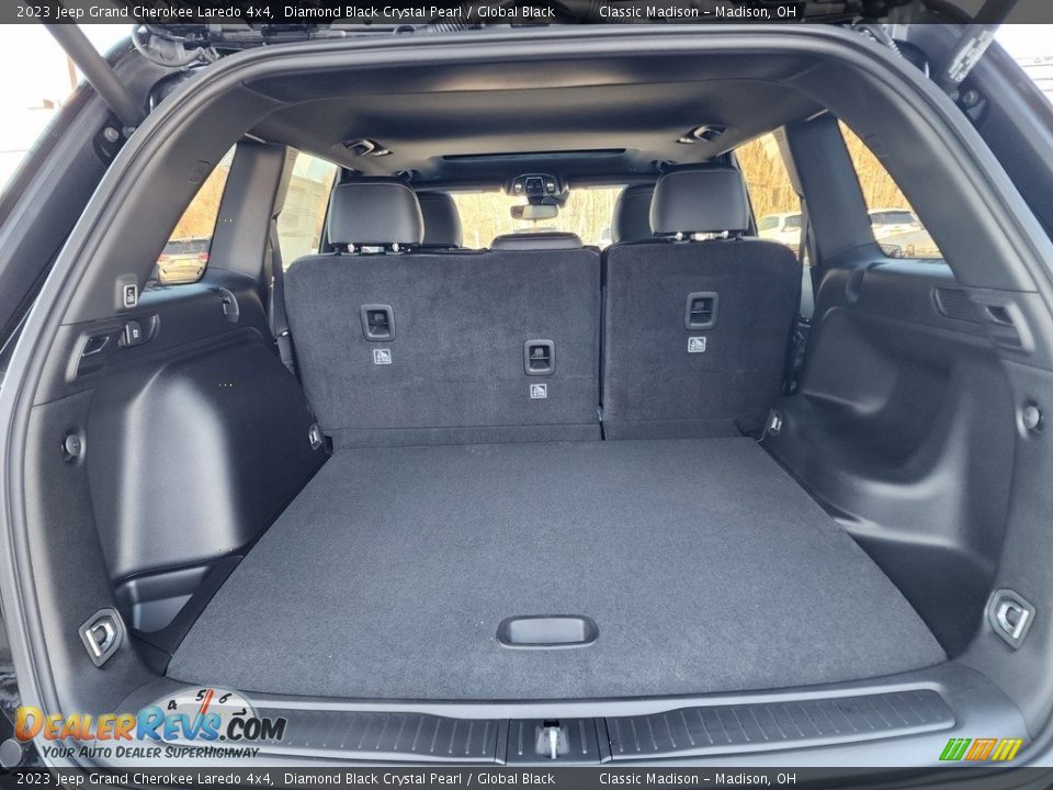 2023 Jeep Grand Cherokee Laredo 4x4 Diamond Black Crystal Pearl / Global Black Photo #5