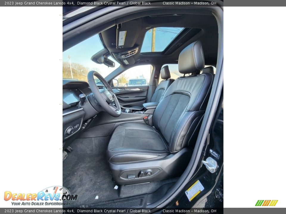 2023 Jeep Grand Cherokee Laredo 4x4 Diamond Black Crystal Pearl / Global Black Photo #6