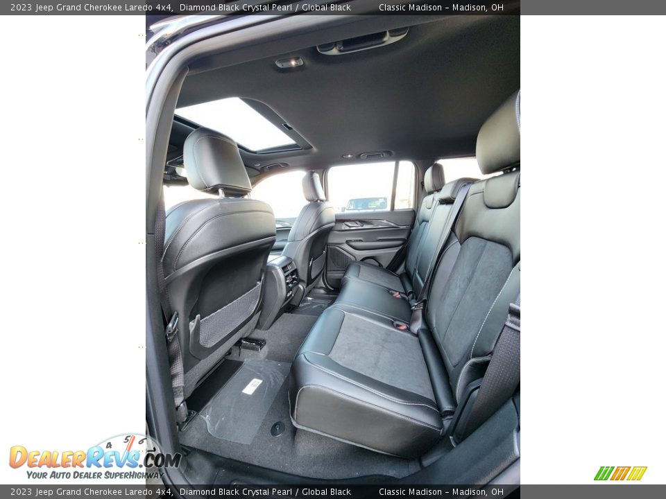 2023 Jeep Grand Cherokee Laredo 4x4 Diamond Black Crystal Pearl / Global Black Photo #7