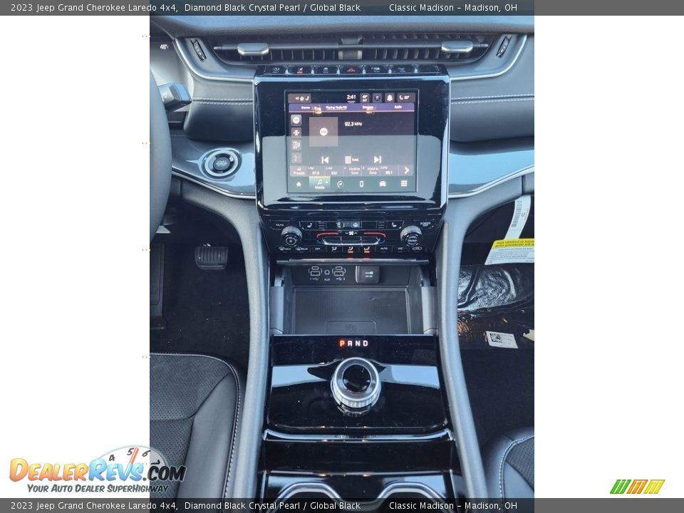 2023 Jeep Grand Cherokee Laredo 4x4 Diamond Black Crystal Pearl / Global Black Photo #10