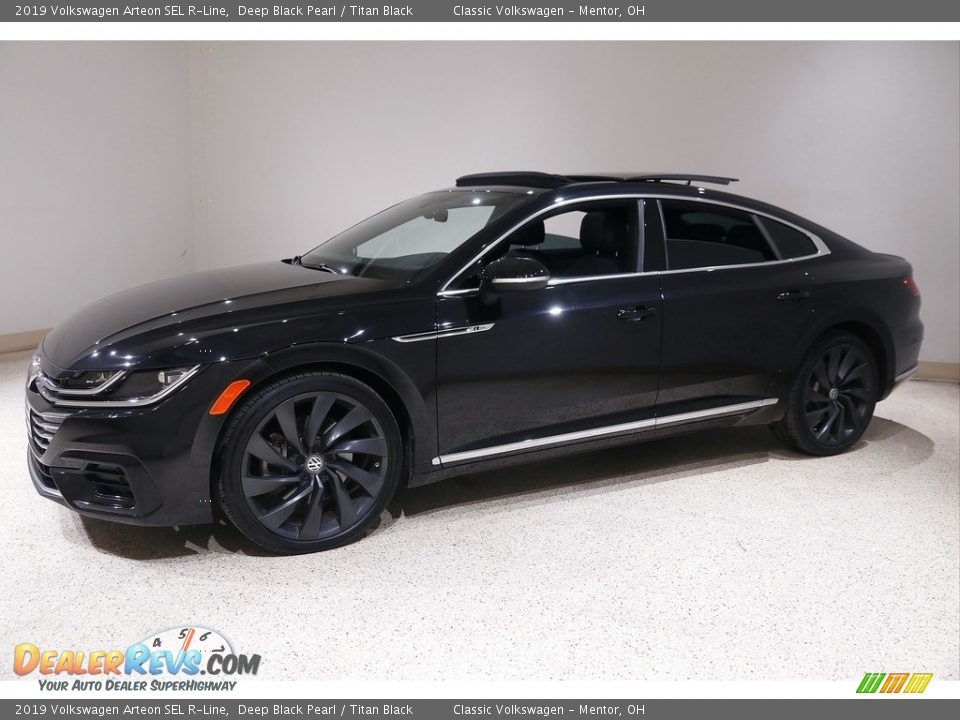 Front 3/4 View of 2019 Volkswagen Arteon SEL R-Line Photo #3