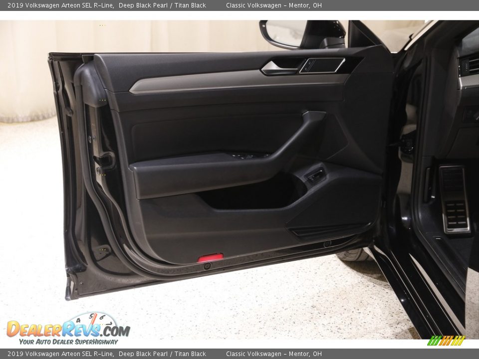 Door Panel of 2019 Volkswagen Arteon SEL R-Line Photo #4
