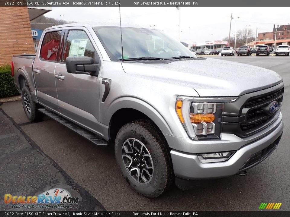 Front 3/4 View of 2022 Ford F150 XLT SuperCrew 4x4 Photo #2