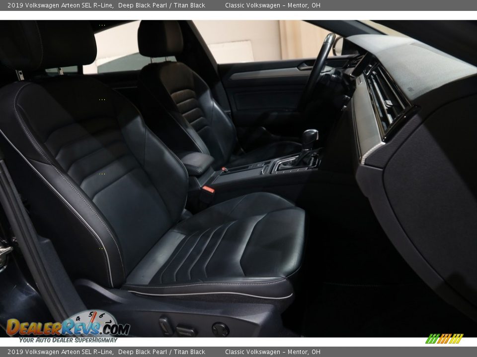 Front Seat of 2019 Volkswagen Arteon SEL R-Line Photo #17