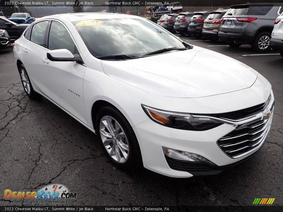 Front 3/4 View of 2022 Chevrolet Malibu LT Photo #9