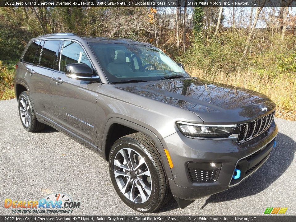Front 3/4 View of 2022 Jeep Grand Cherokee Overland 4XE Hybrid Photo #4