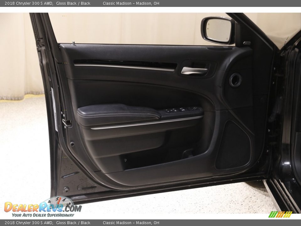 2018 Chrysler 300 S AWD Gloss Black / Black Photo #4