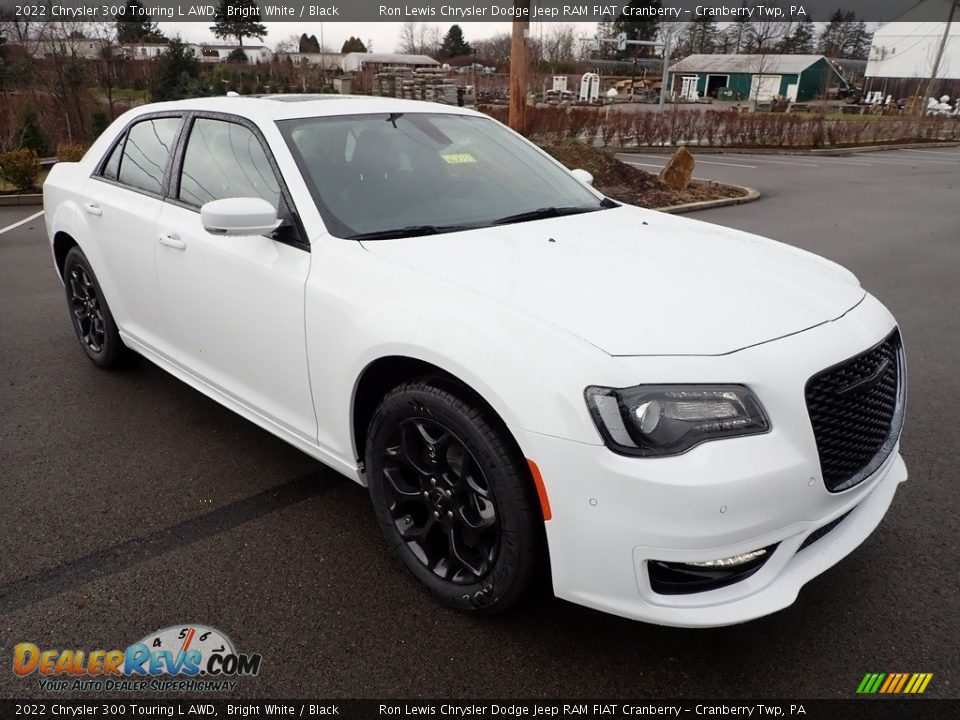 Front 3/4 View of 2022 Chrysler 300 Touring L AWD Photo #7