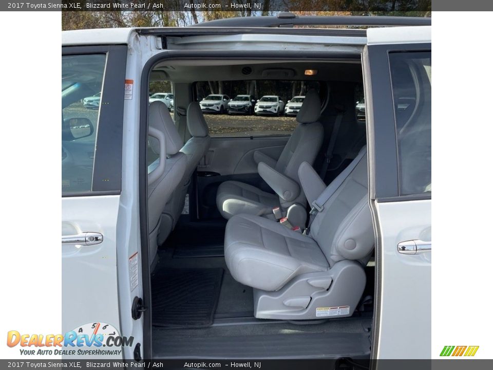 2017 Toyota Sienna XLE Blizzard White Pearl / Ash Photo #13