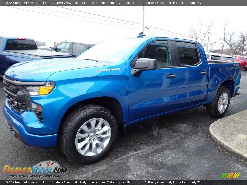 Front 3/4 View of 2022 Chevrolet Silverado 1500 Custom Crew Cab 4x4 Photo #8
