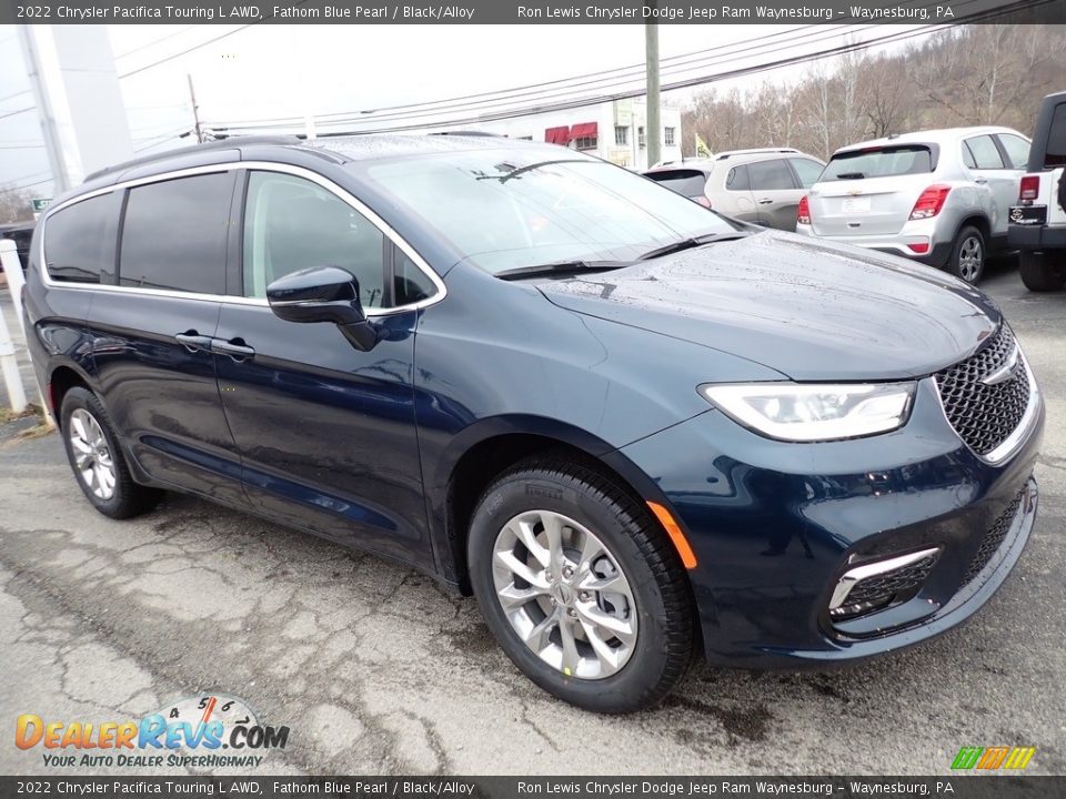 Front 3/4 View of 2022 Chrysler Pacifica Touring L AWD Photo #8