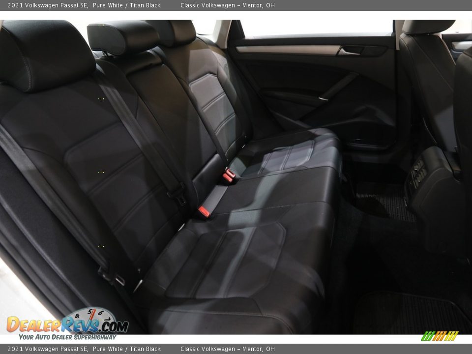 2021 Volkswagen Passat SE Pure White / Titan Black Photo #15