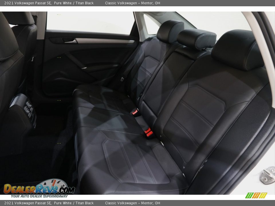 2021 Volkswagen Passat SE Pure White / Titan Black Photo #16