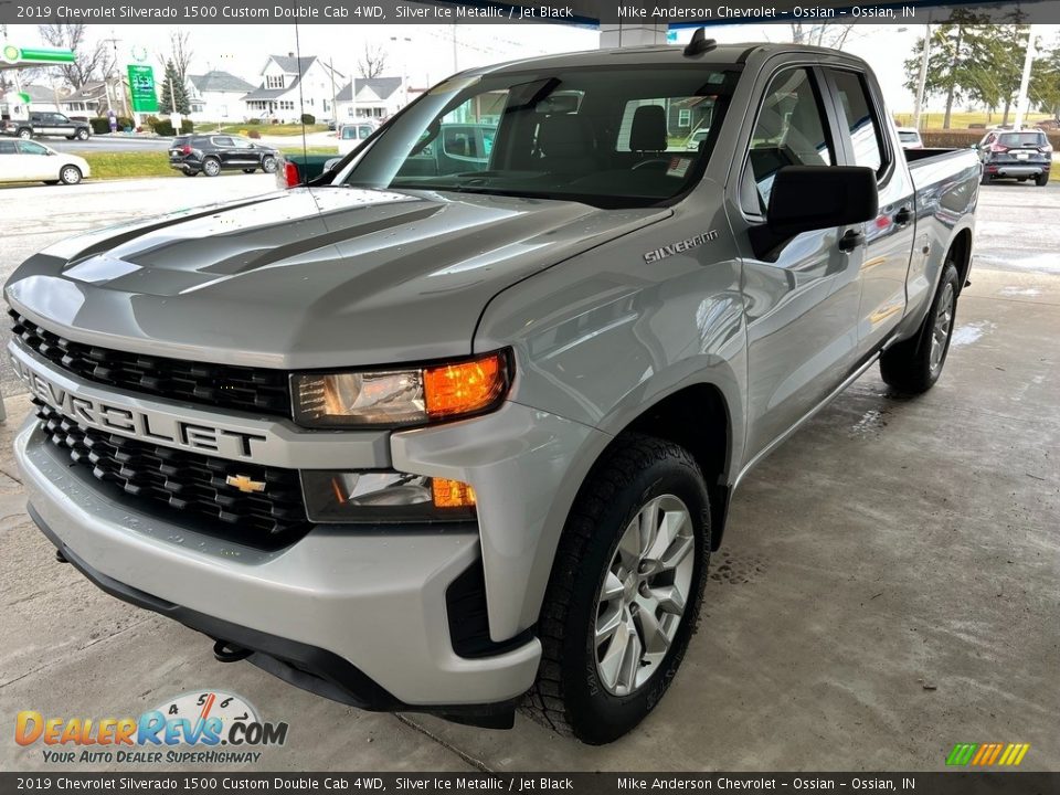 2019 Chevrolet Silverado 1500 Custom Double Cab 4WD Silver Ice Metallic / Jet Black Photo #2