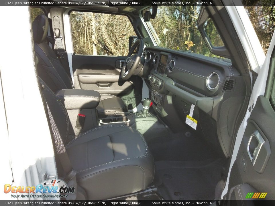 2023 Jeep Wrangler Unlimited Sahara 4x4 w/Sky One-Touch Bright White / Black Photo #18
