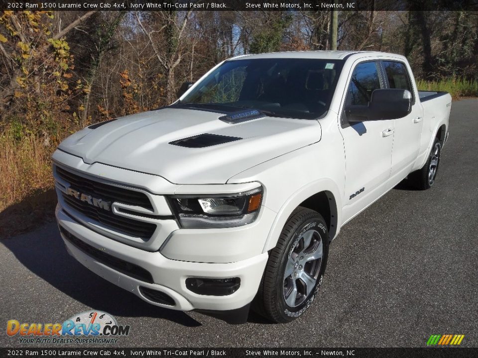 Front 3/4 View of 2022 Ram 1500 Laramie Crew Cab 4x4 Photo #2