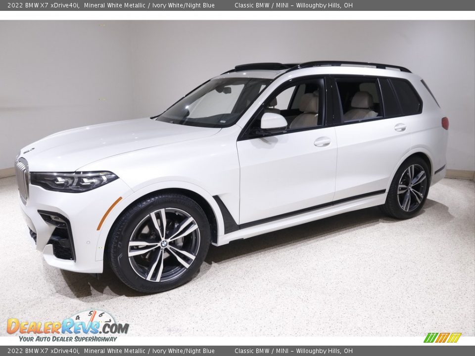 Front 3/4 View of 2022 BMW X7 xDrive40i Photo #3