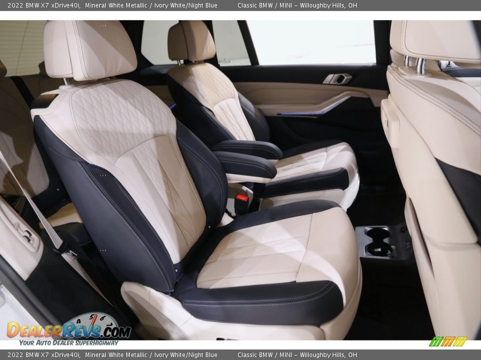 Rear Seat of 2022 BMW X7 xDrive40i Photo #22