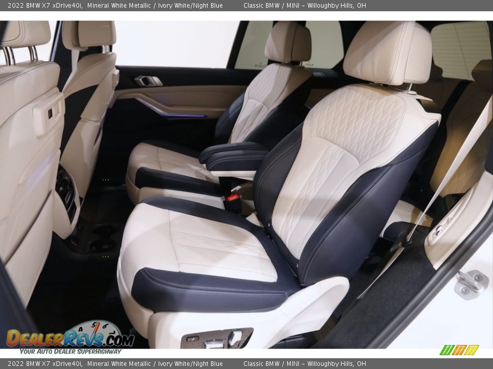 Rear Seat of 2022 BMW X7 xDrive40i Photo #23