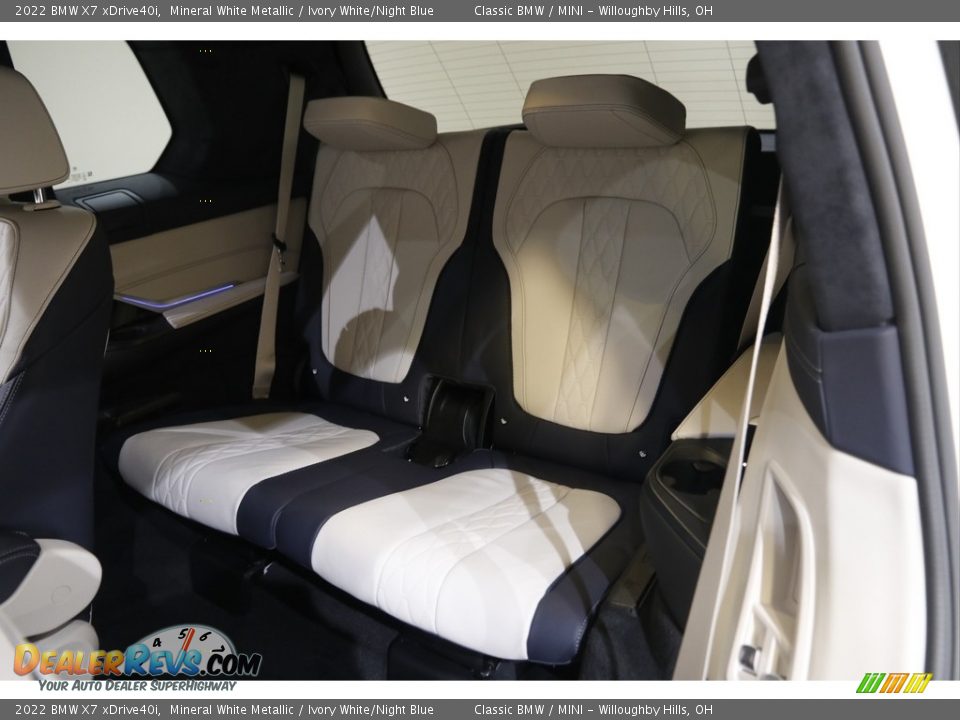 Rear Seat of 2022 BMW X7 xDrive40i Photo #24